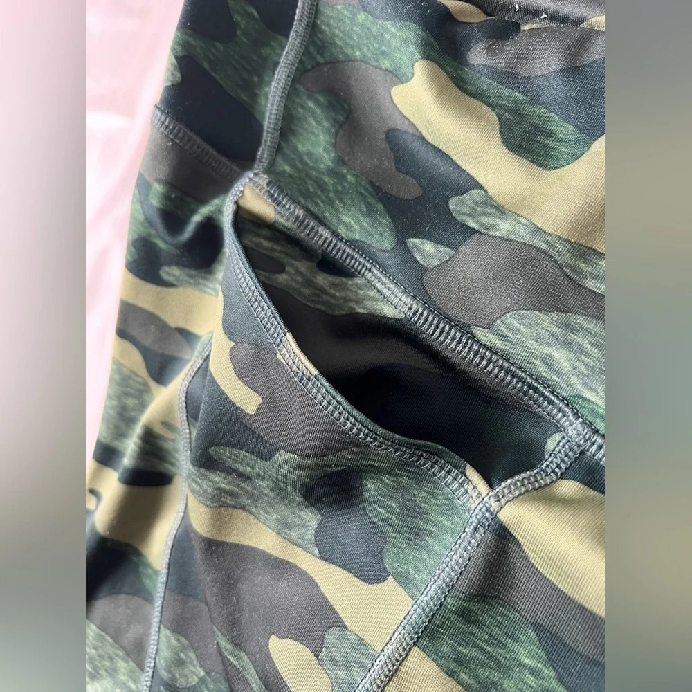 Old Navy green camo full length leggings Mesh calves girls Youth 18 XXL 27-32